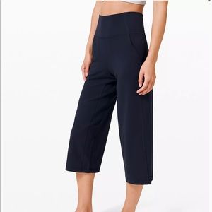 Women’s Lululemon Align™ Super-High-Rise Wide Leg Crop 23" size 4 color Navy